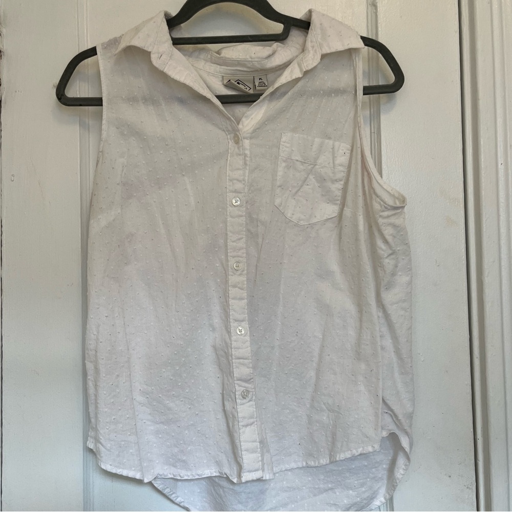 White textured sleeveless button-up blouse with collar